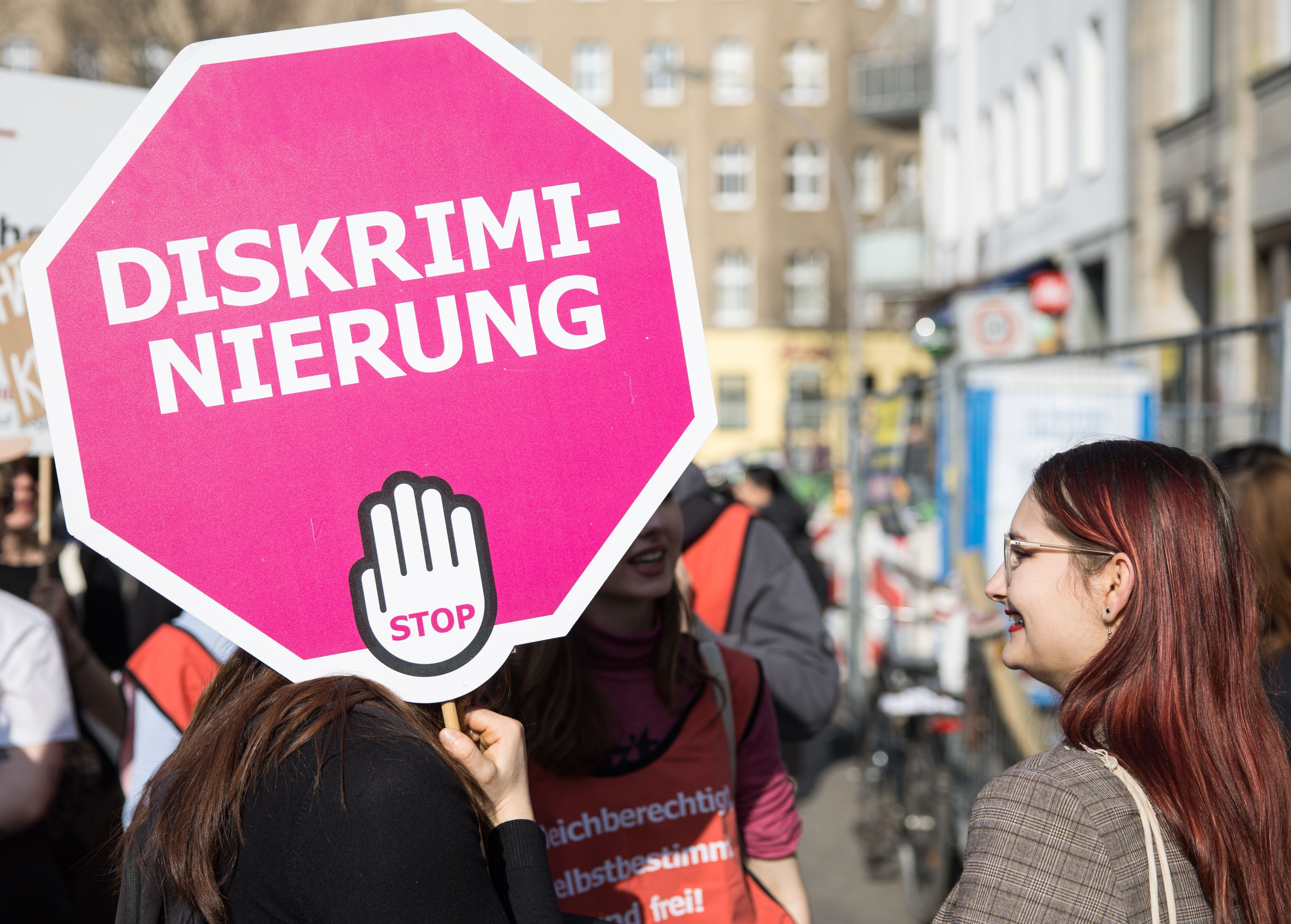 Diskriminierung in Deutschland: Junge und arme Frauen besonders häufig betroffen
