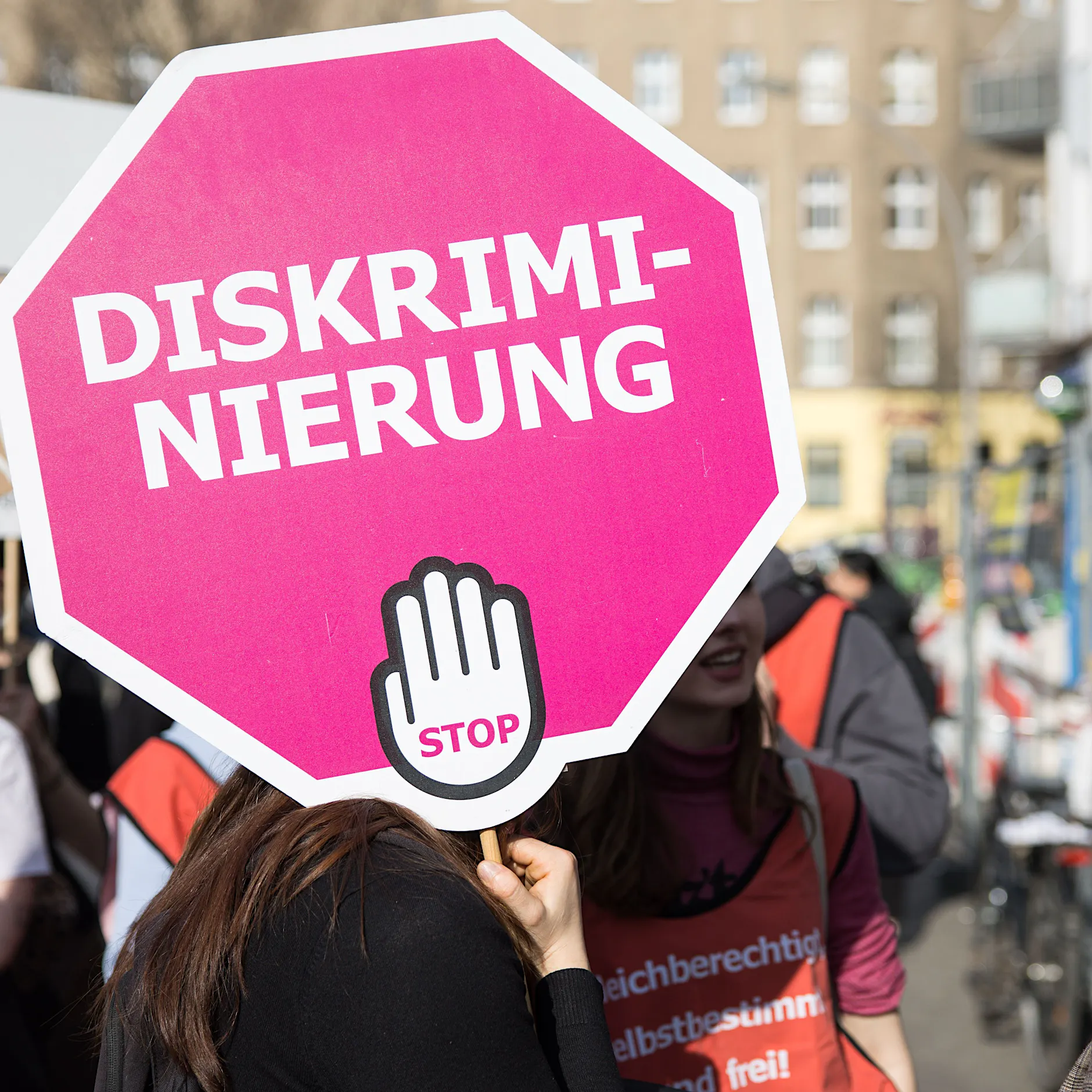 Diskriminierung in Deutschland: Junge und arme Frauen besonders häufig betroffen
