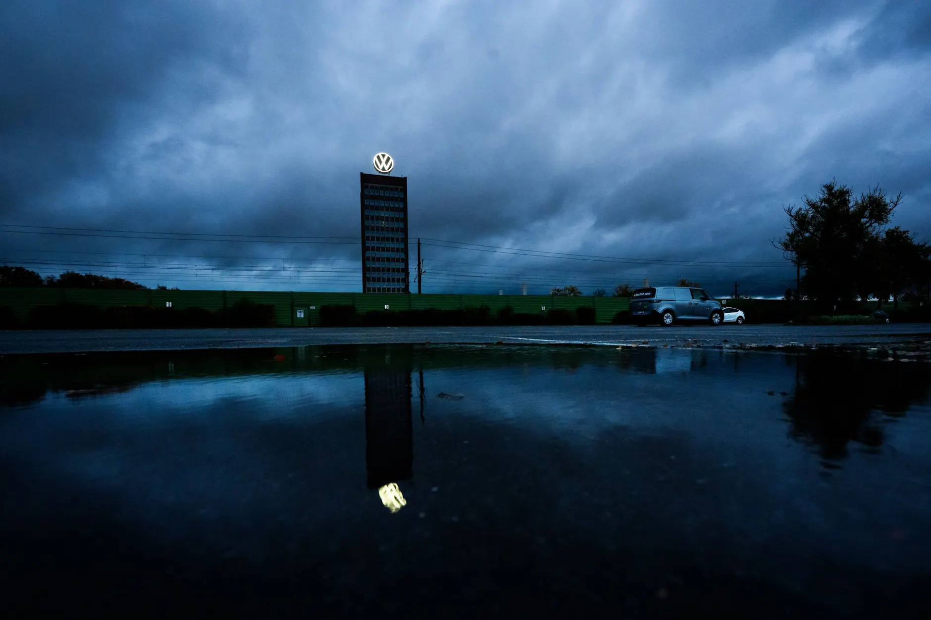 Der VW-Konzern gab für 2025 einen deutlichen Rückgang seiner Gewinne bekannt.