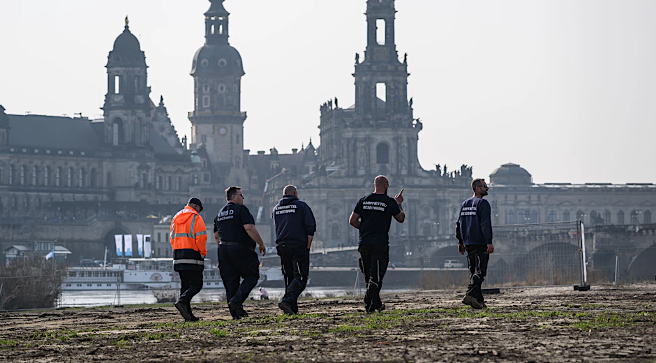 In Dresden wurde am Dienstag bei routinemäßigen Untersuchungen von zwei Verdachtspunkten nahe der Carolabrücke eine Weltkriegsbombe gefunden.