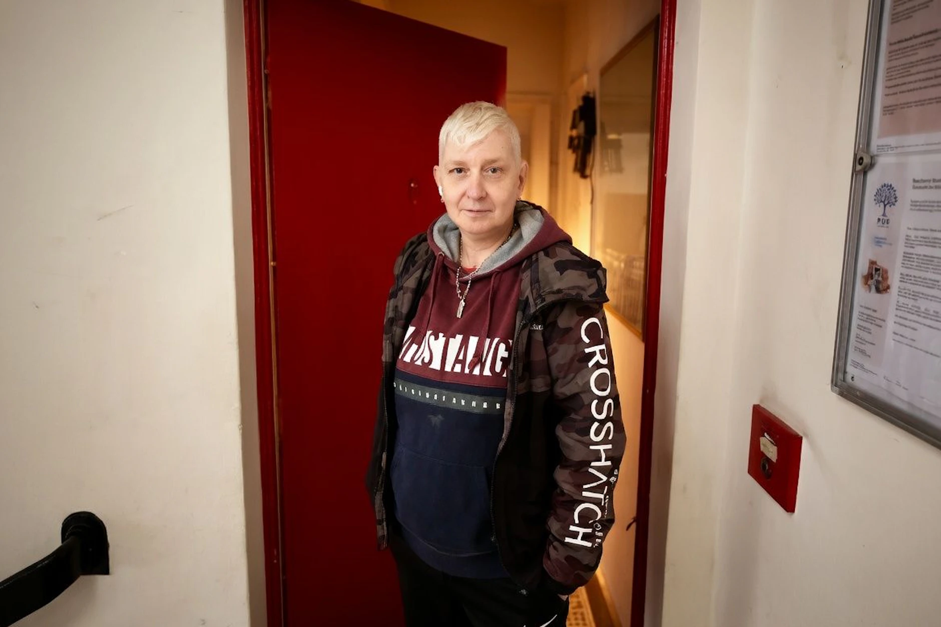 Sabine Wallburg (57) vor ihrer Wohnung in der John-Schehr-Straße in Berlin-Pankow