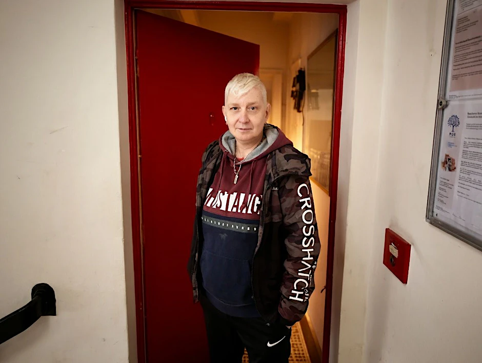 Sabine Wallburg (57) vor ihrer Wohnung in der John-Schehr-Straße in Berlin-Pankow