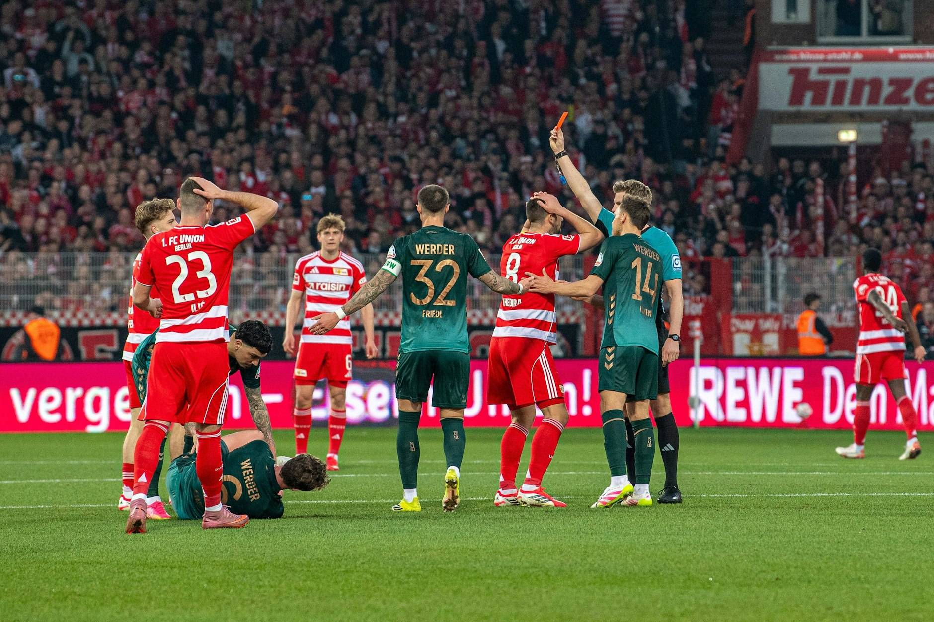 Der Knackpunkt gegen Bremen: Andras Schäfer kassiert nach einem Foul im Mittelfeld die Rote Karte.