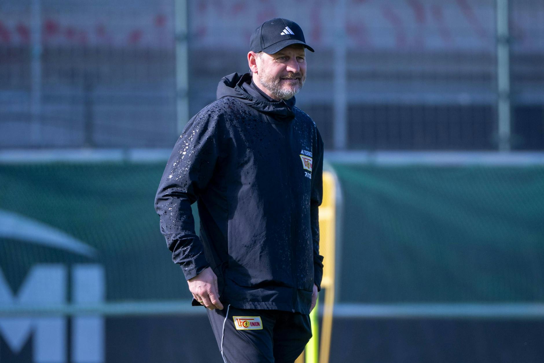 Union-Trainer Steffen Baumgart ist beim Auswärtsspiel in Freiburg zu mindestens zwei personellen Wechseln gezwungen.
