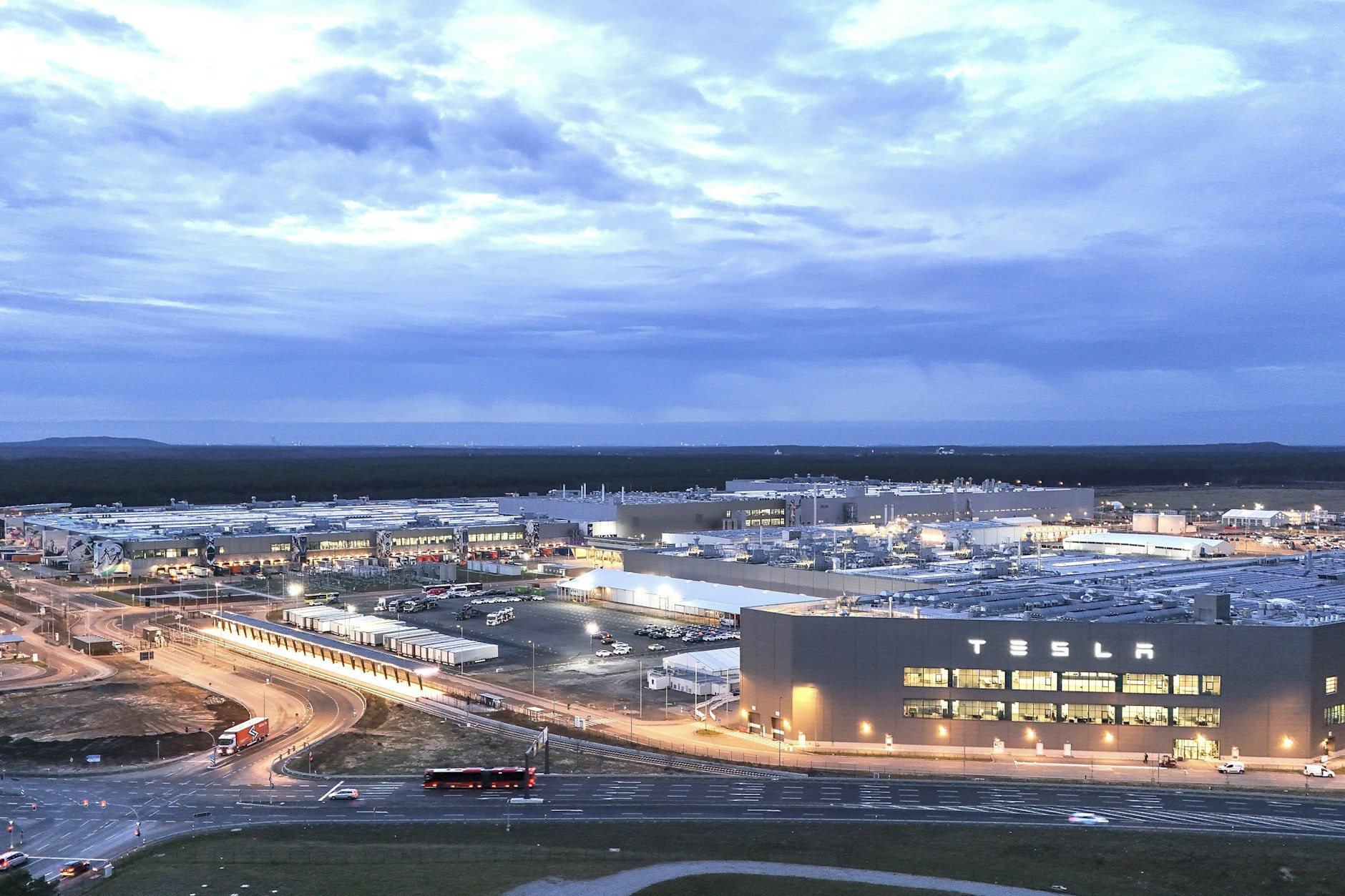 Die Tesla-Gigafactory in Grünheide: Während die Produktion vorerst weiterläuft, gerät die Export-Logistik des Autobauers wegen blockierter Seewege zunehmend unter Druck.