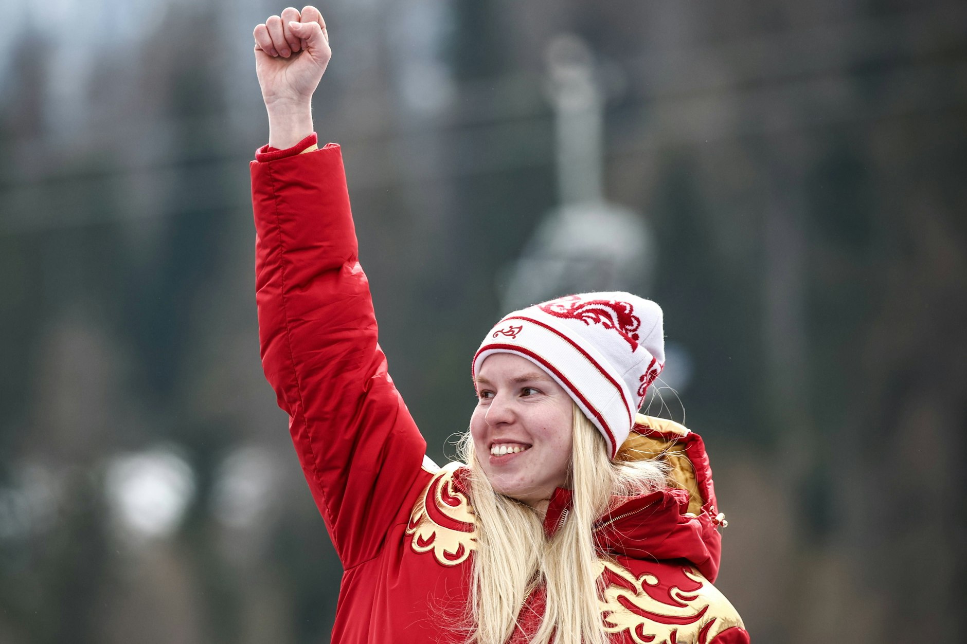 Die Russin Warwara Worontschichina (23) gewinnt bei den Paraloympics den Super-G der stehenden Klasse. Die Siegerehrung spaltet die Sportwelt.