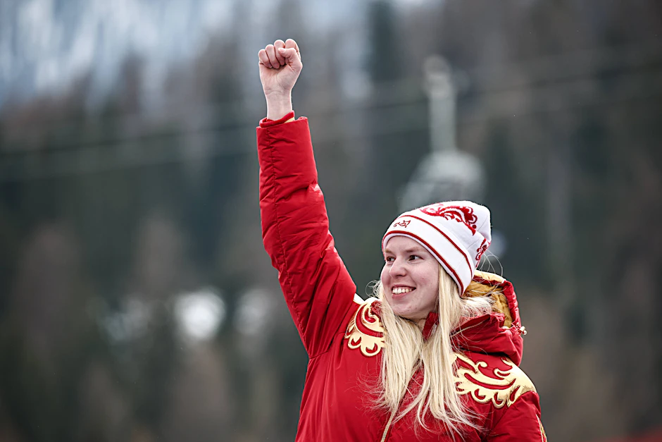 Die Russin Warwara Worontschichina (23) gewinnt bei den Paraloympics den Super-G der stehenden Klasse. Die Siegerehrung spaltet die Sportwelt.