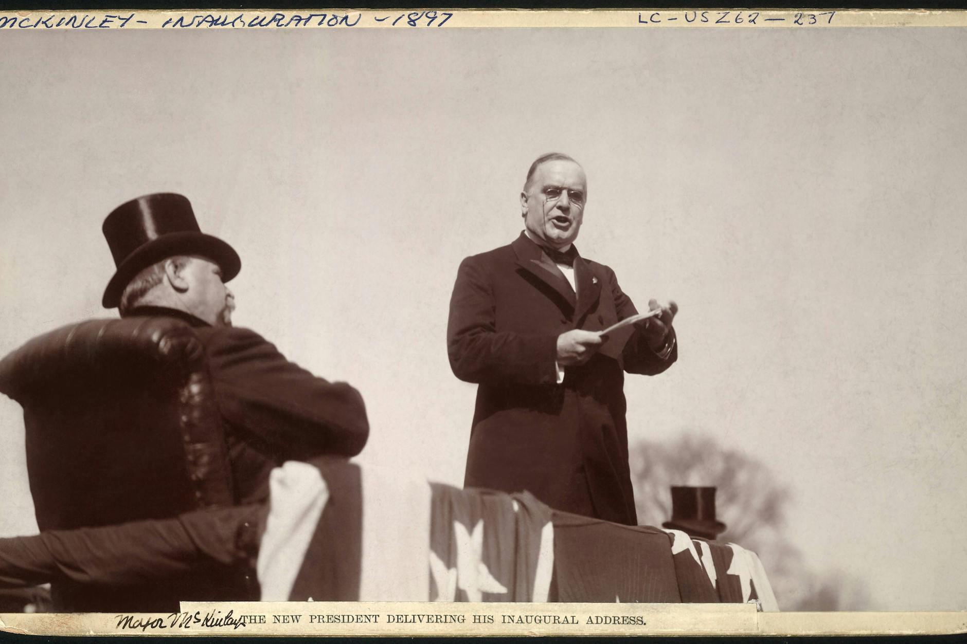 Anlässlich seiner Amtseinführung hält William McKinley am 4. März 1897 eine Rede, sein Vorgänger Grover Cleveland sitzt zu seiner Rechten.