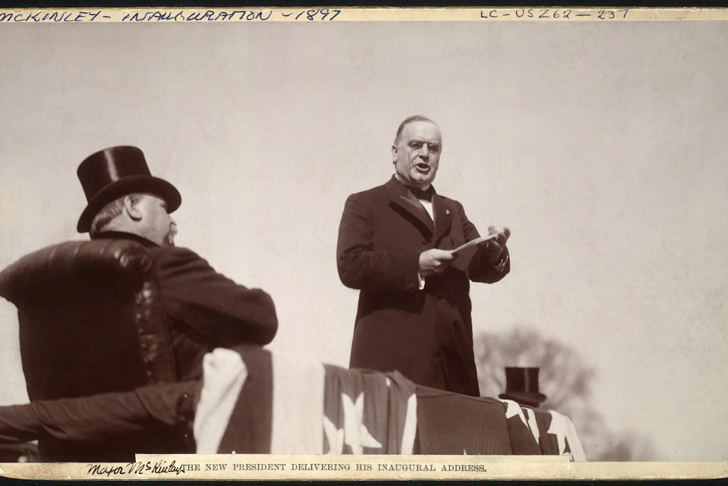 Anlässlich seiner Amtseinführung hält William McKinley am 4. März 1897 eine Rede, sein Vorgänger Grover Cleveland sitzt zu seiner Rechten.