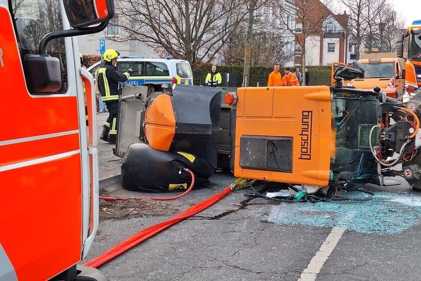 Auf dem Kirchhainer Damm in Lichtenrade ist eine Kehrmaschine der BSR verunfallt. Der Grund ist unklar.