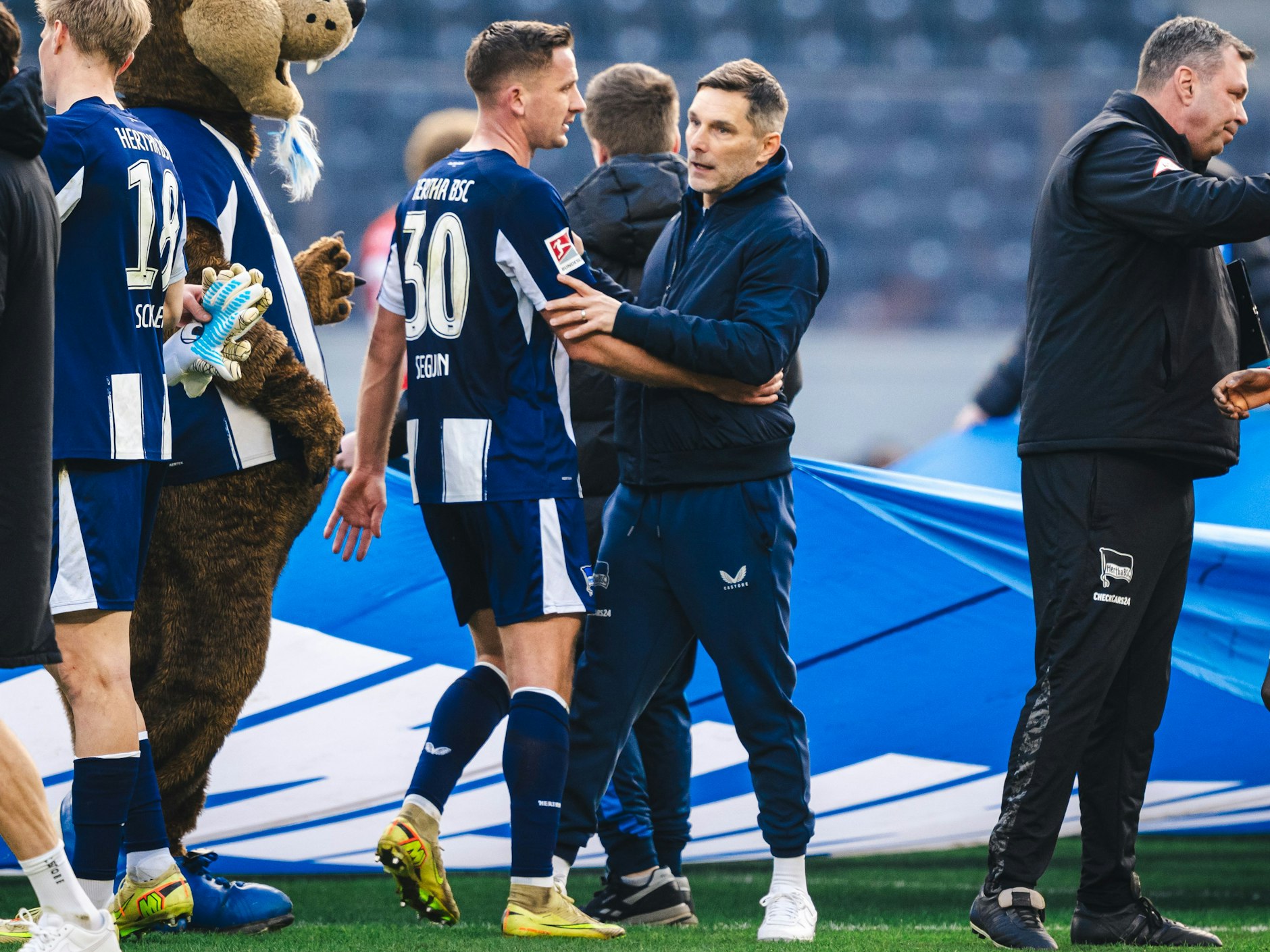 Mittelfeldboss Paul Seguin und Trainer Stefan Leitl von Hertha BSC verstehen sich bestens. Sie arbeiteten schon in Fürth zusammen.