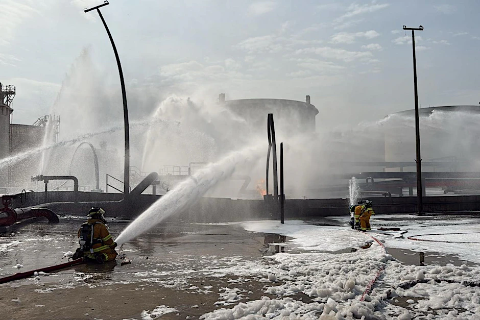 Ma’ameer in Bahrain: Feuerwehrleute löschen Flammen, nachdem ein iranisches Projektil in einem Industriegebiet eingeschlagen ist.