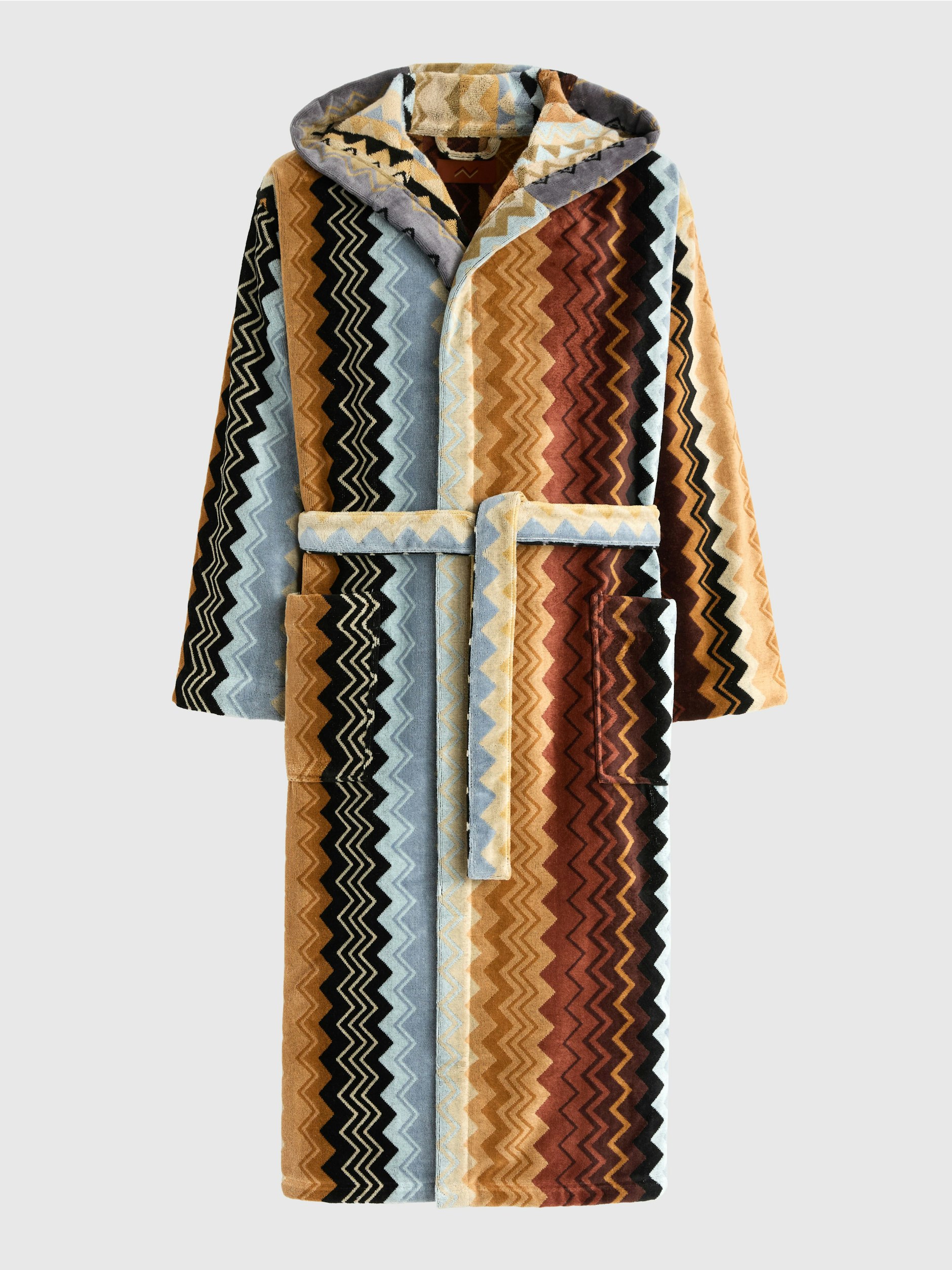 Luxus für das Badezimmer: Der „Giacomo-Bademantel“ von Missoni setzt ein wild gemustertes Statement.