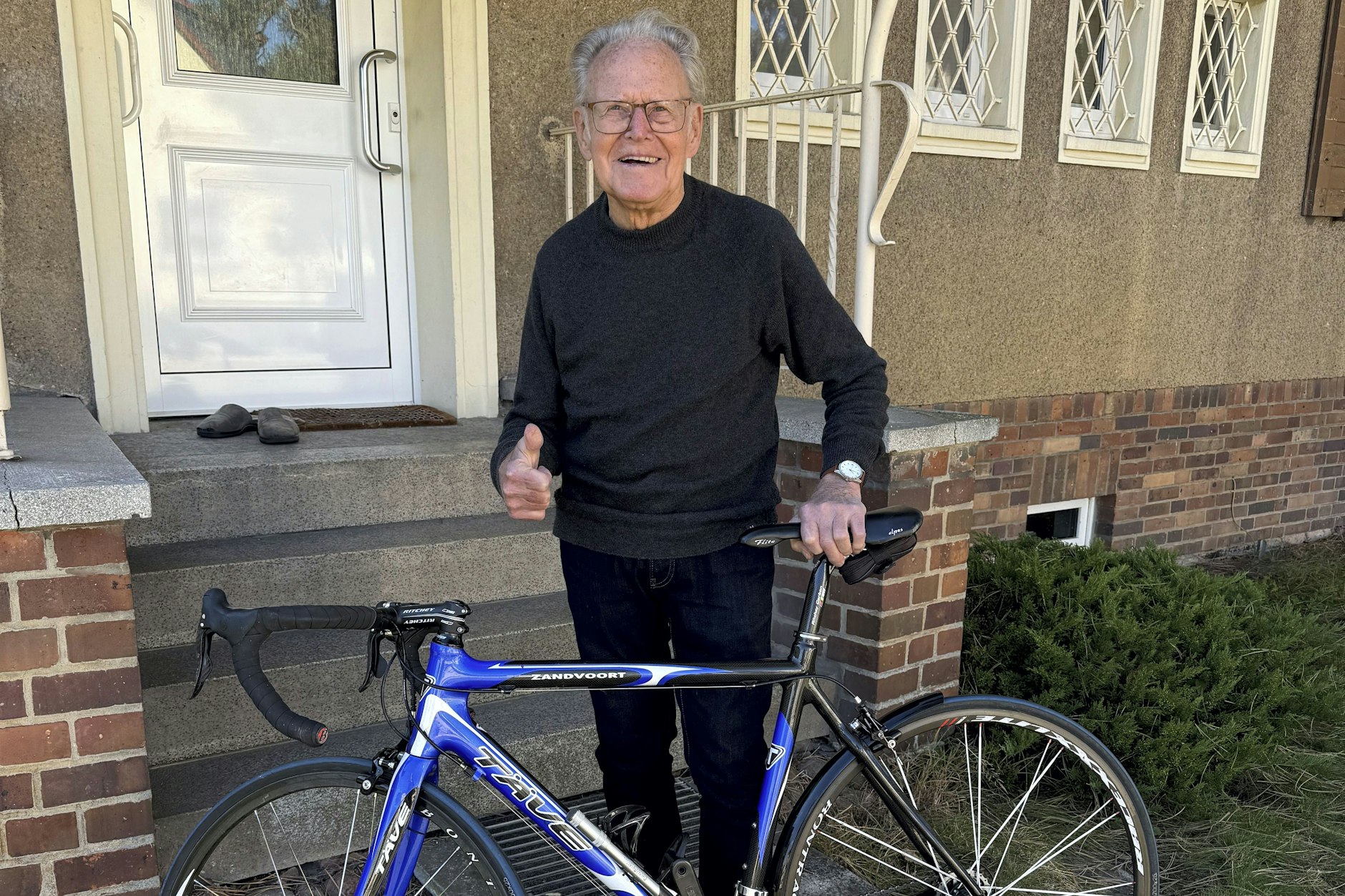 DDR-Radsportlegende Gustav-Adolf „Täve“ Schur mit einem Rennrad, das ihm sein Sohn geschenkt hat, vor seinem Wohnhaus in Heyrothsberge.