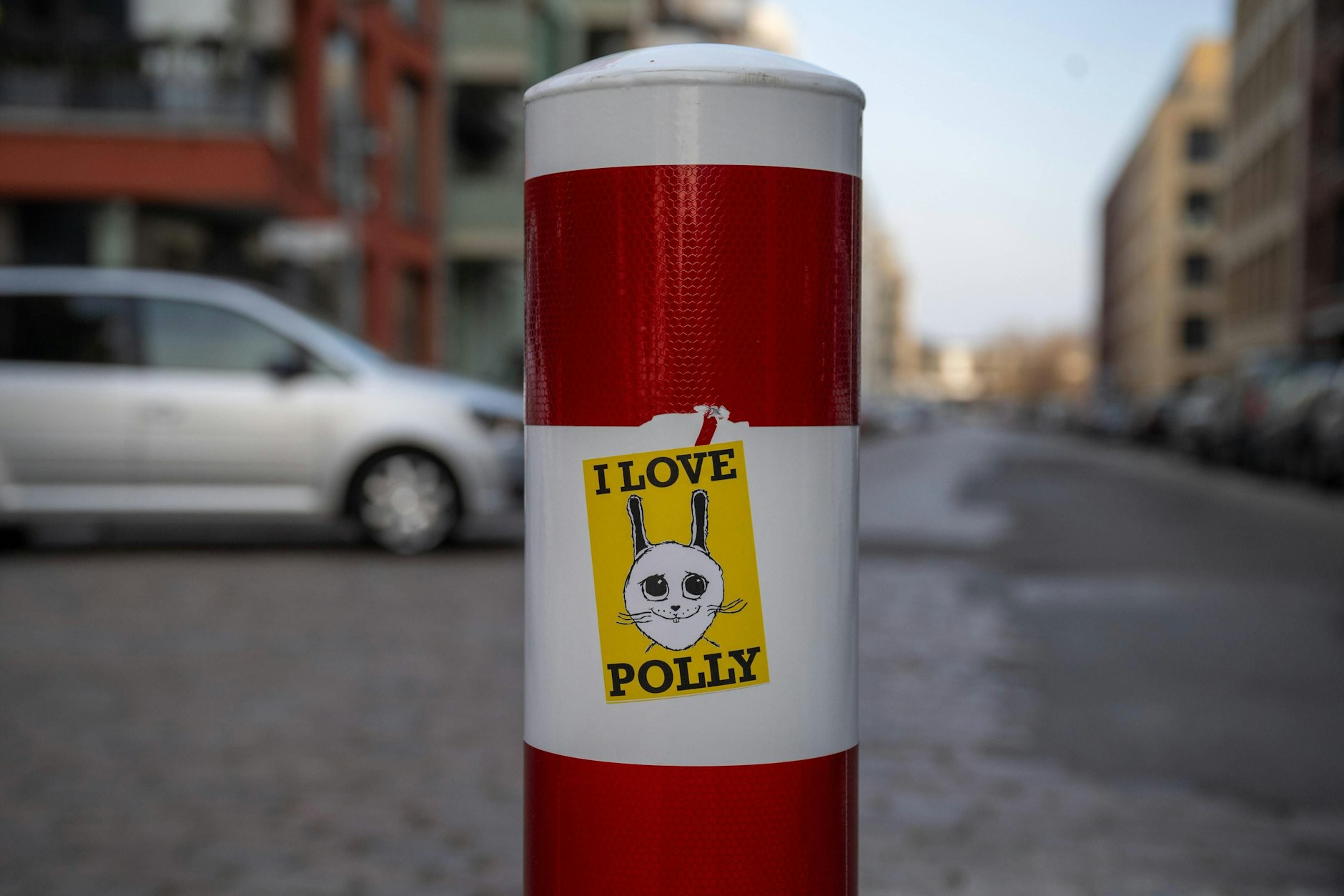 Die Poller in der Revaler Straße scheinen auch Fans gefunden zu haben. 