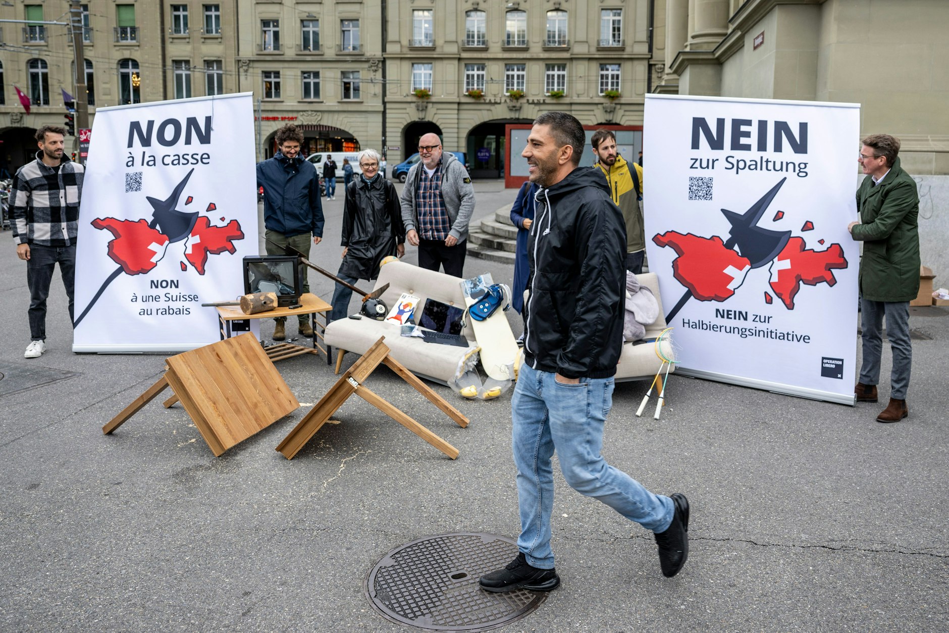 Schweiz, Bern: Mitglieder der Operation Libero nehmen an einer Aktion gegen die SRG-Halbierungsinitiative teil.