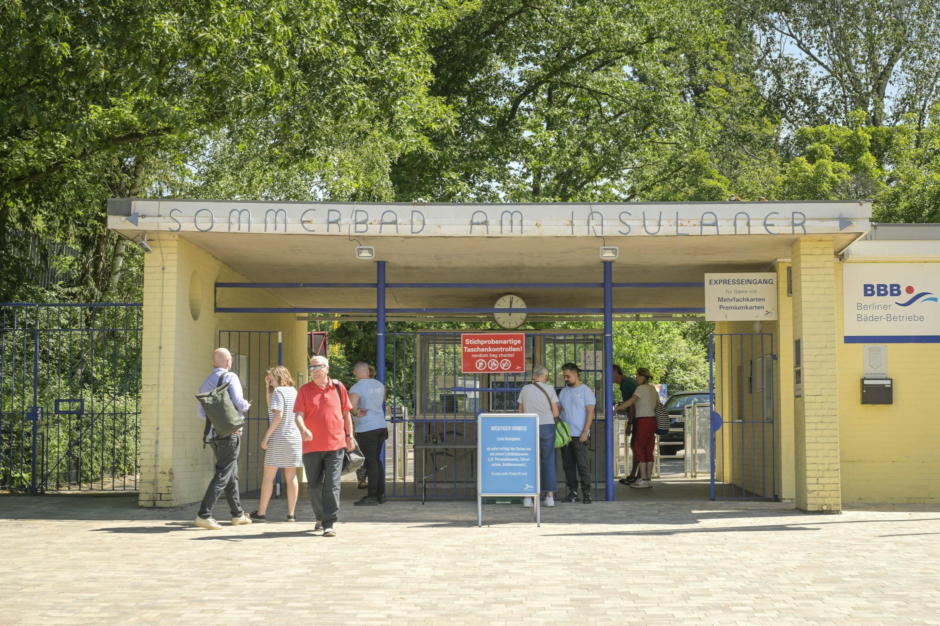 Das Sommerbad am Insulaner an der Grenze von Schöneberg zu Steglitz. Auch hier wird es in dieser Saison keine Mehrfachkarten mehr geben.