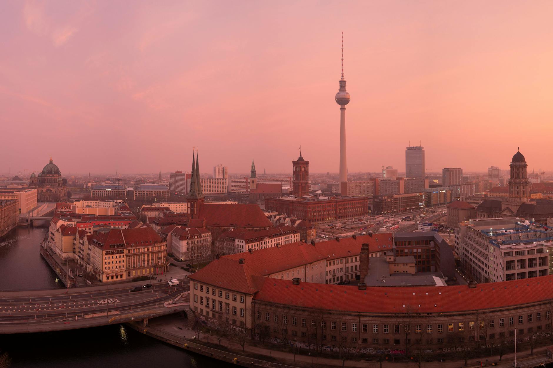 (Archivbild) Saharastaub und Blutregen können Berlin aktuell einen rötlichen oder gelblichen Stich verleihen.