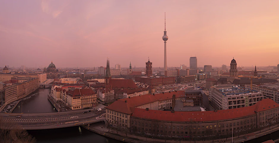 (Archivbild) Saharastaub und Blutregen können Berlin aktuell einen rötlichen oder gelblichen Stich verleihen.