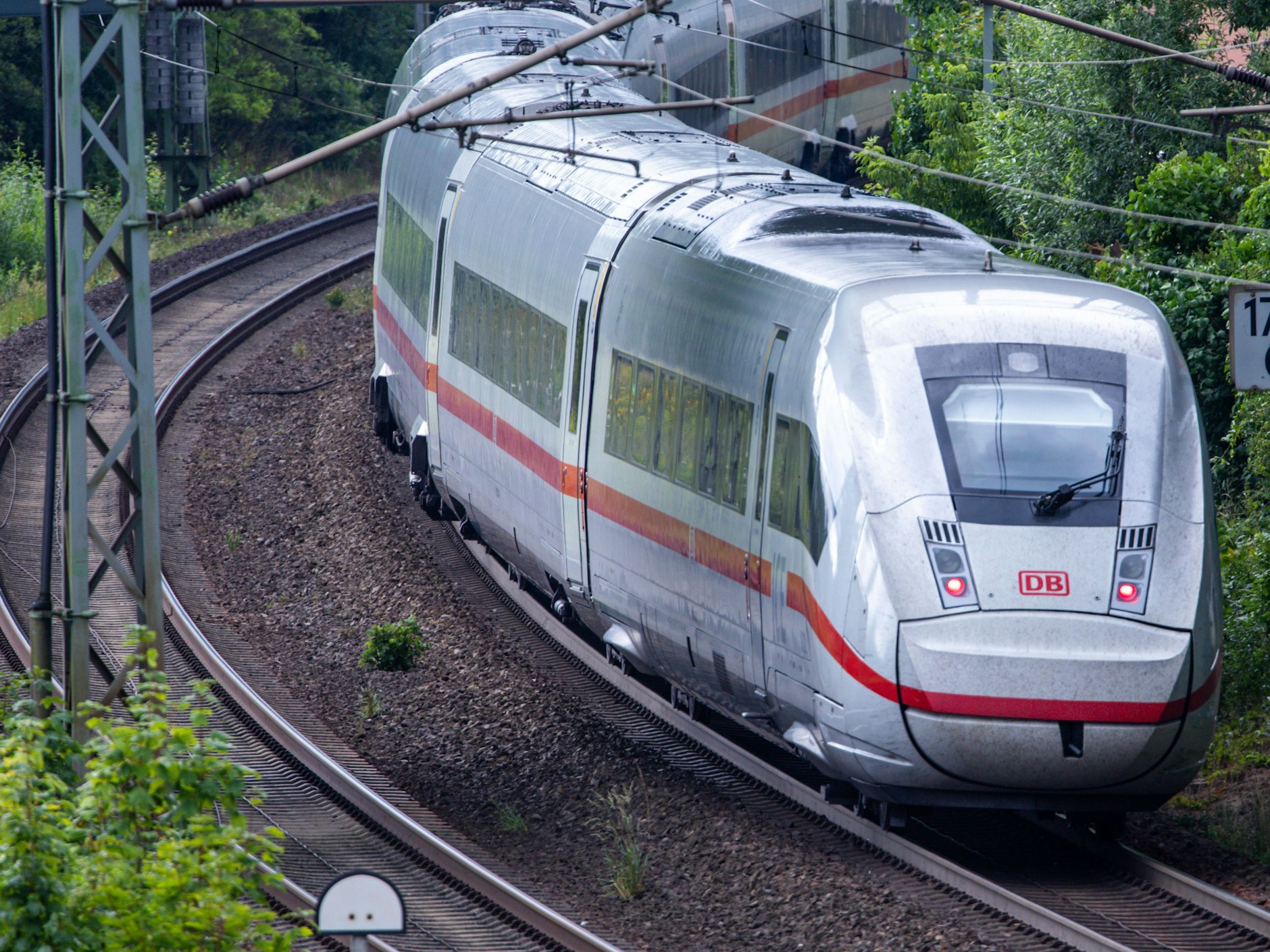 Kurz vor der Sperrung der direkten Verbindung zwischen Berlin und Hamburg: Ein Intercity-Express (ICE) ist bei Ludwigslust in Mecklenburg-Vorpommern unterwegs.