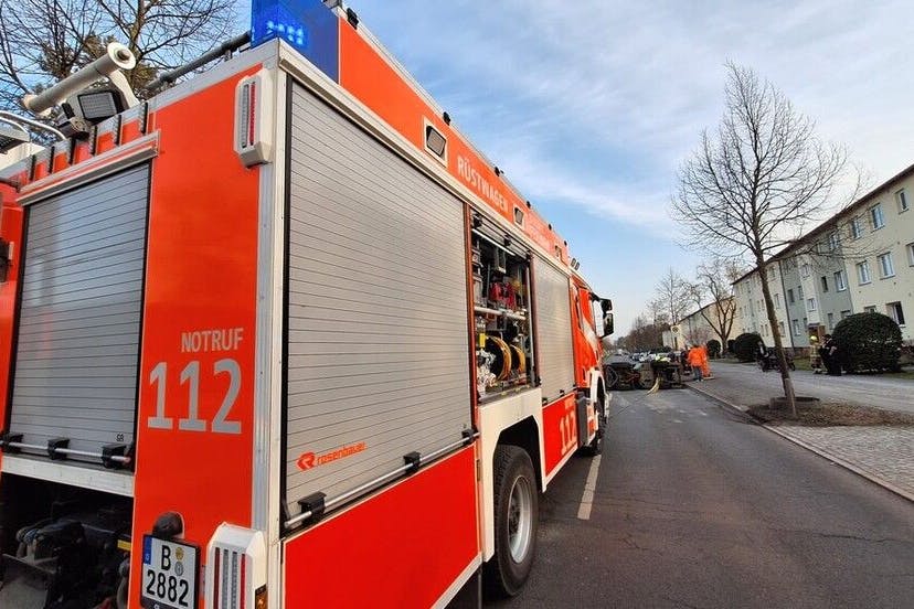 Die Berliner Feuerwehr musste schweres Gerät einsetzen, um die Kehrmaschine der BSR wieder aufzurichten.