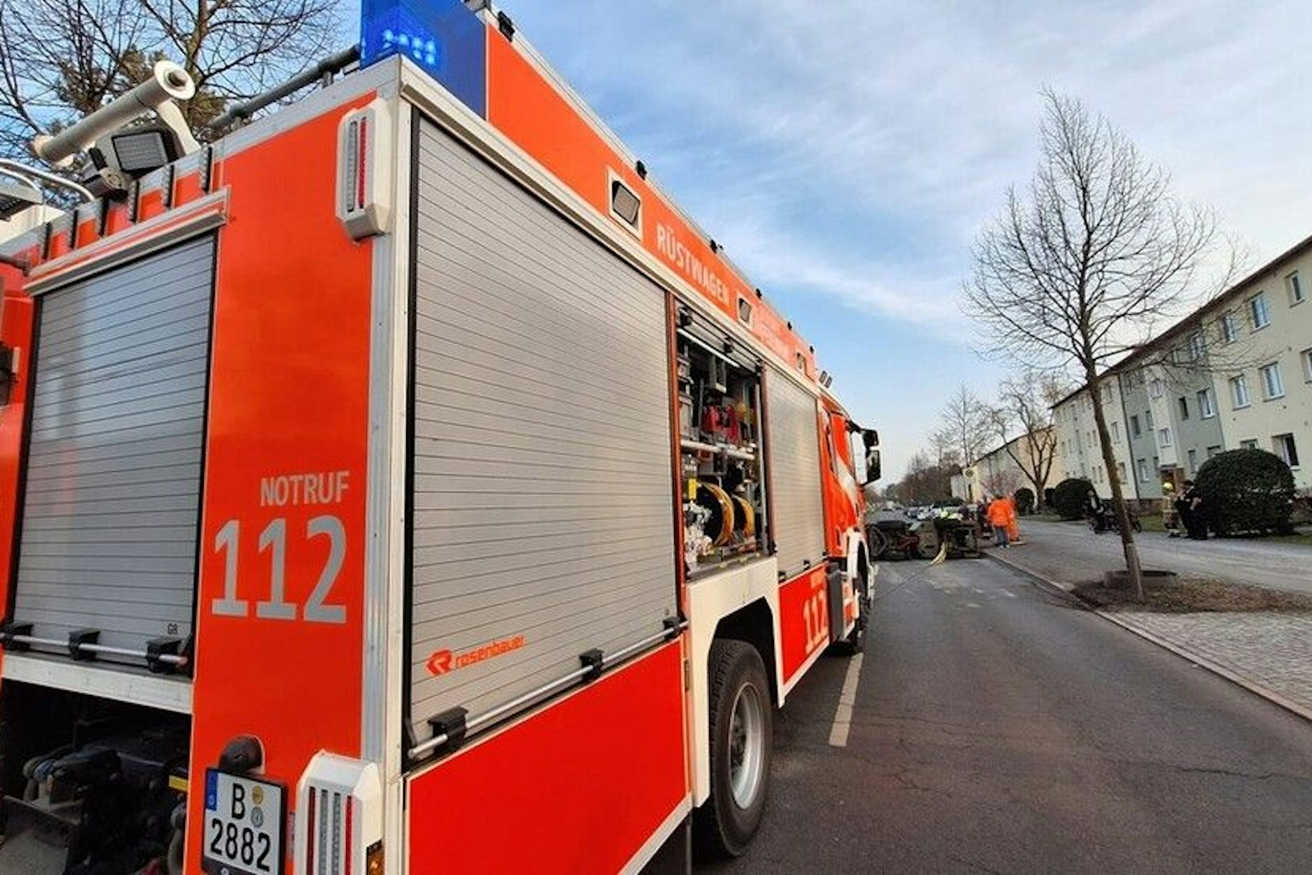 Die Berliner Feuerwehr musste schweres Gerät einsetzen, um die Kehrmaschine der BSR wieder aufzurichten.