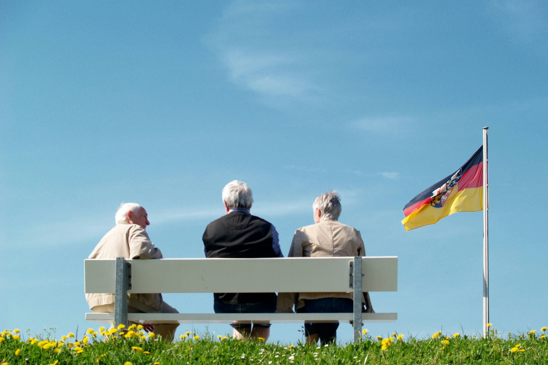 Plus für Rentner ab 1. Juli: Von der Rentenerhöhung werden Beiträge für die Sozialversicherung abgezogen, auch Steuern werden fällig.