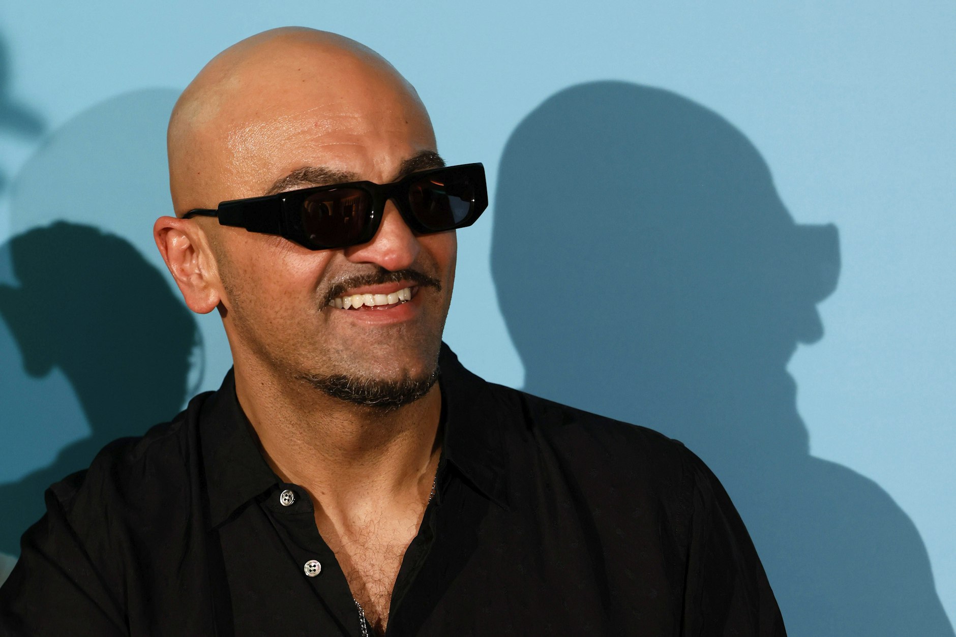 Der Schnurrbart wurde zu Xatars Markenzeichen.