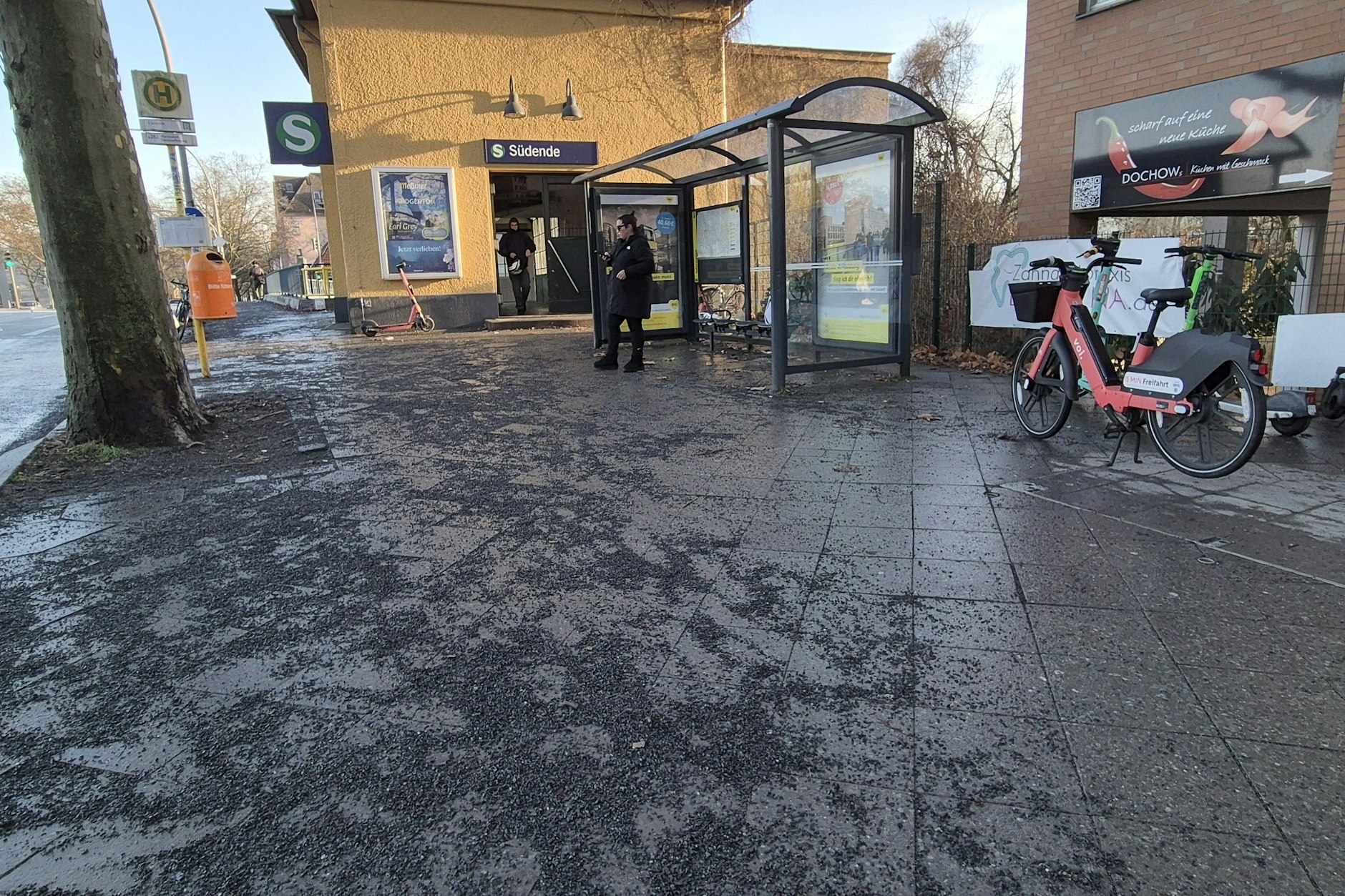 Vorm S-Bahnhof Südende in Steglitz liegt Splitt wie Sand am Meer.