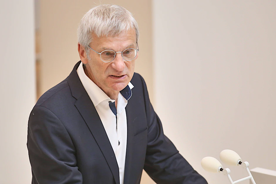 Der AfD-Fraktionsvorsitzende Hans-Christoph Berndt wirft dem Landkreis Ostprignitz-Ruppin „anrüchige Geschäfte“ im Zusammenhang mit der Unterbringung von Geflüchteten vor.