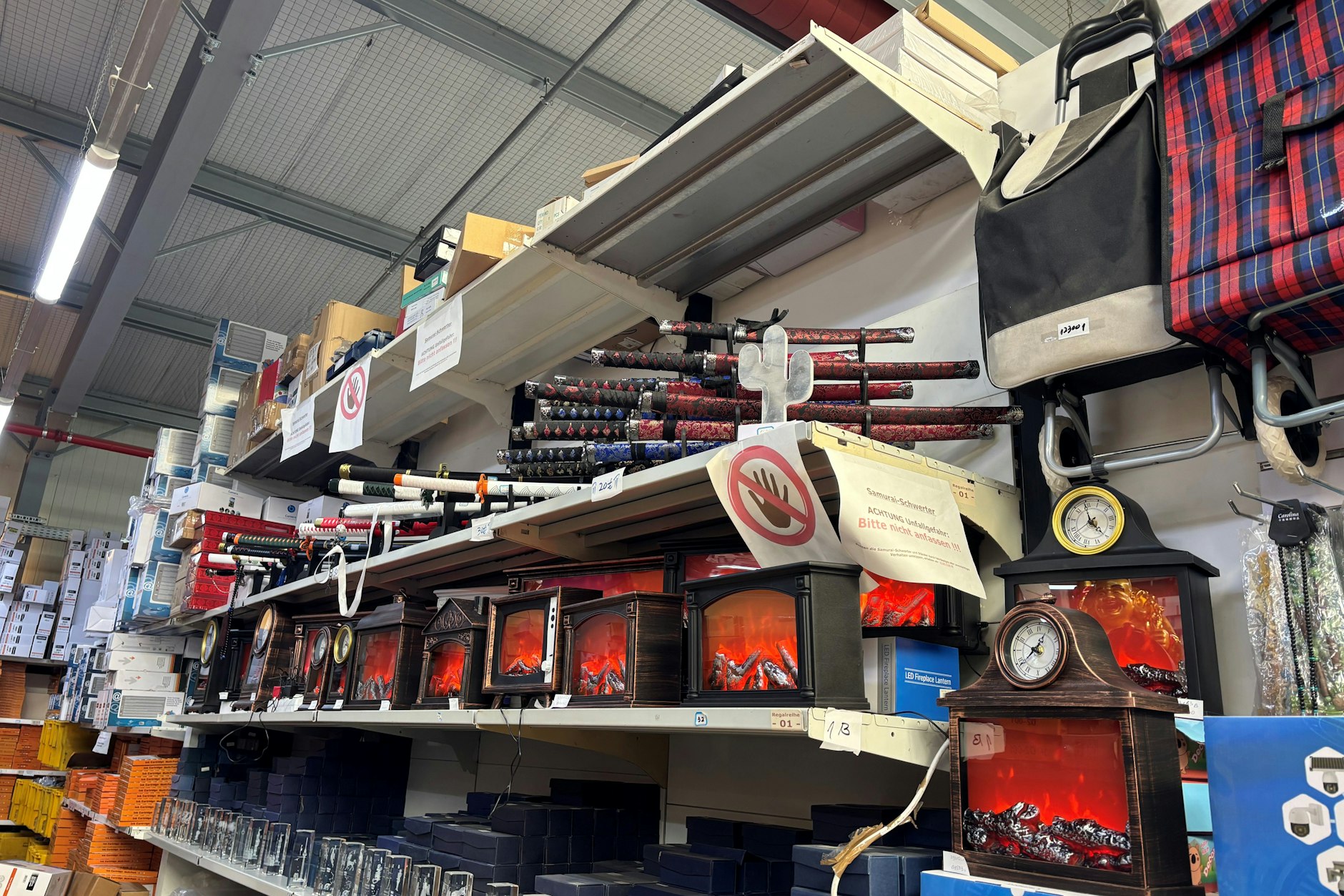 Im Dong-Xuan-Center bekommt man preiswerte Samurai-Schwerte.