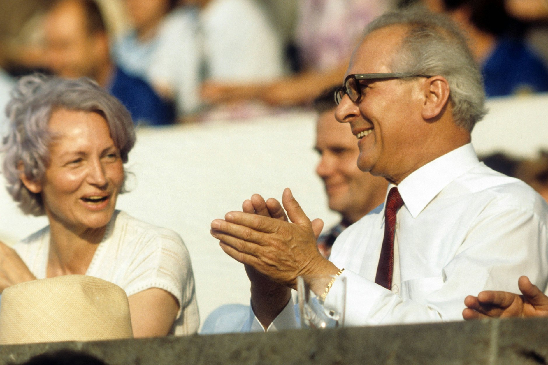 Staatsratsvorsitzender Erich Honecker (DDR/SED) und Ehefrau Margot Honecker (DDR/Ministerin für Volksbildung) anlässlich einer Parade in Berlin.