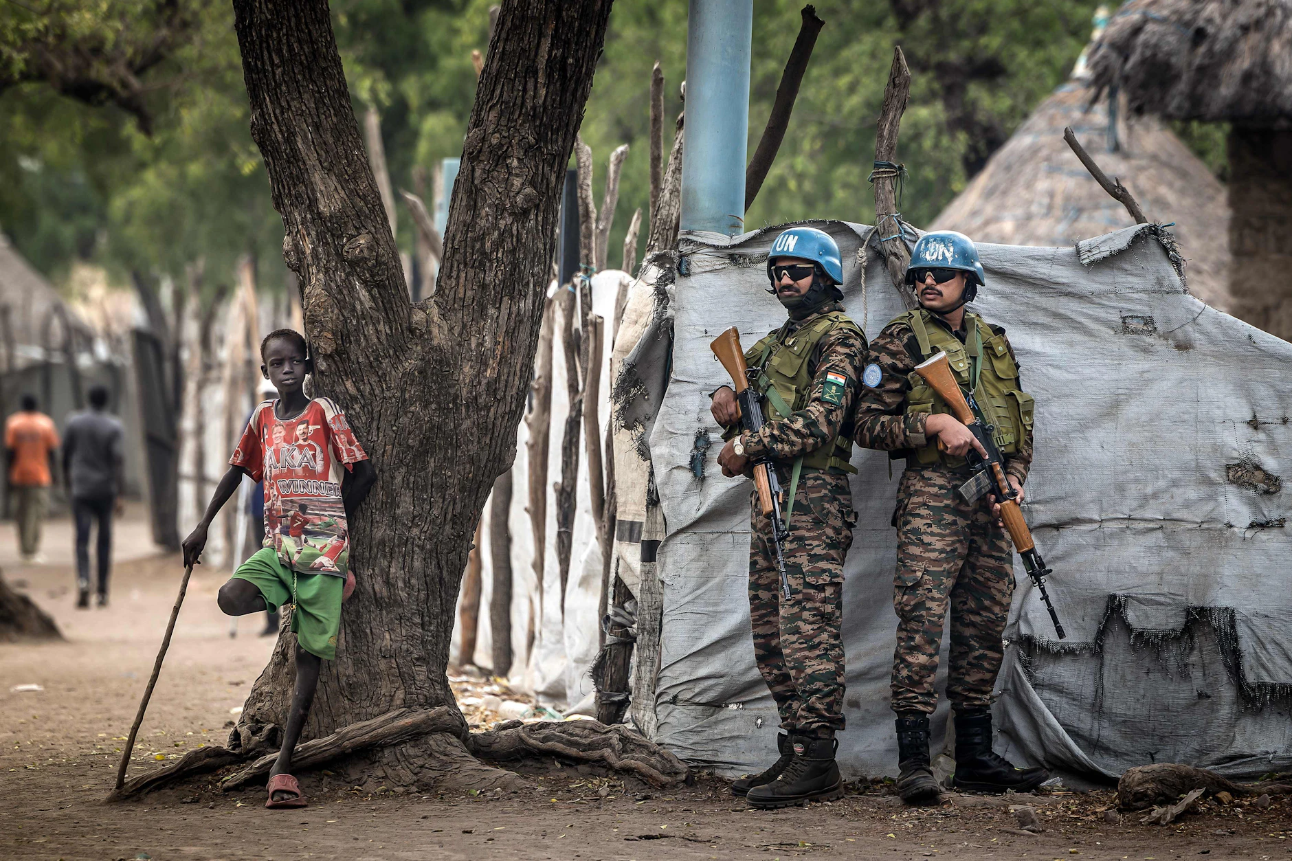 Blauhelmsoldaten der UN-Mission im Südsudan (UNMISS) bewachen einen Jungen bei einer Patrouille.