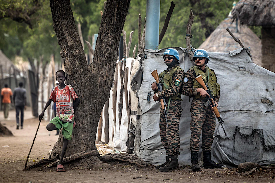 Blauhelmsoldaten der UN-Mission im Südsudan (UNMISS) bewachen einen Jungen bei einer Patrouille.