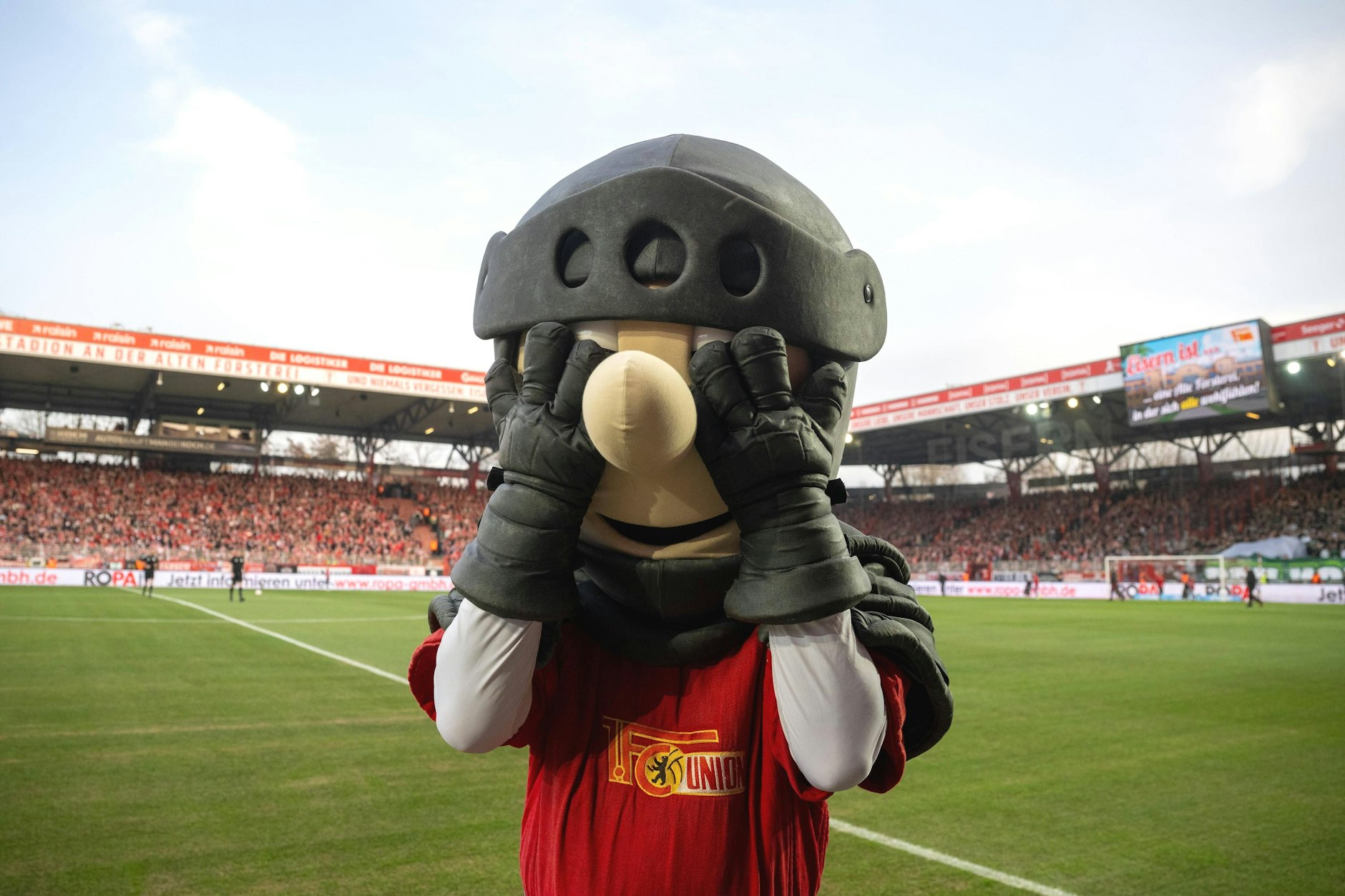 Bei der akutuellen Heimschwäche der Eisernen hält sich sogar Union-Maskottchen Ritter Keule die Augen zu.