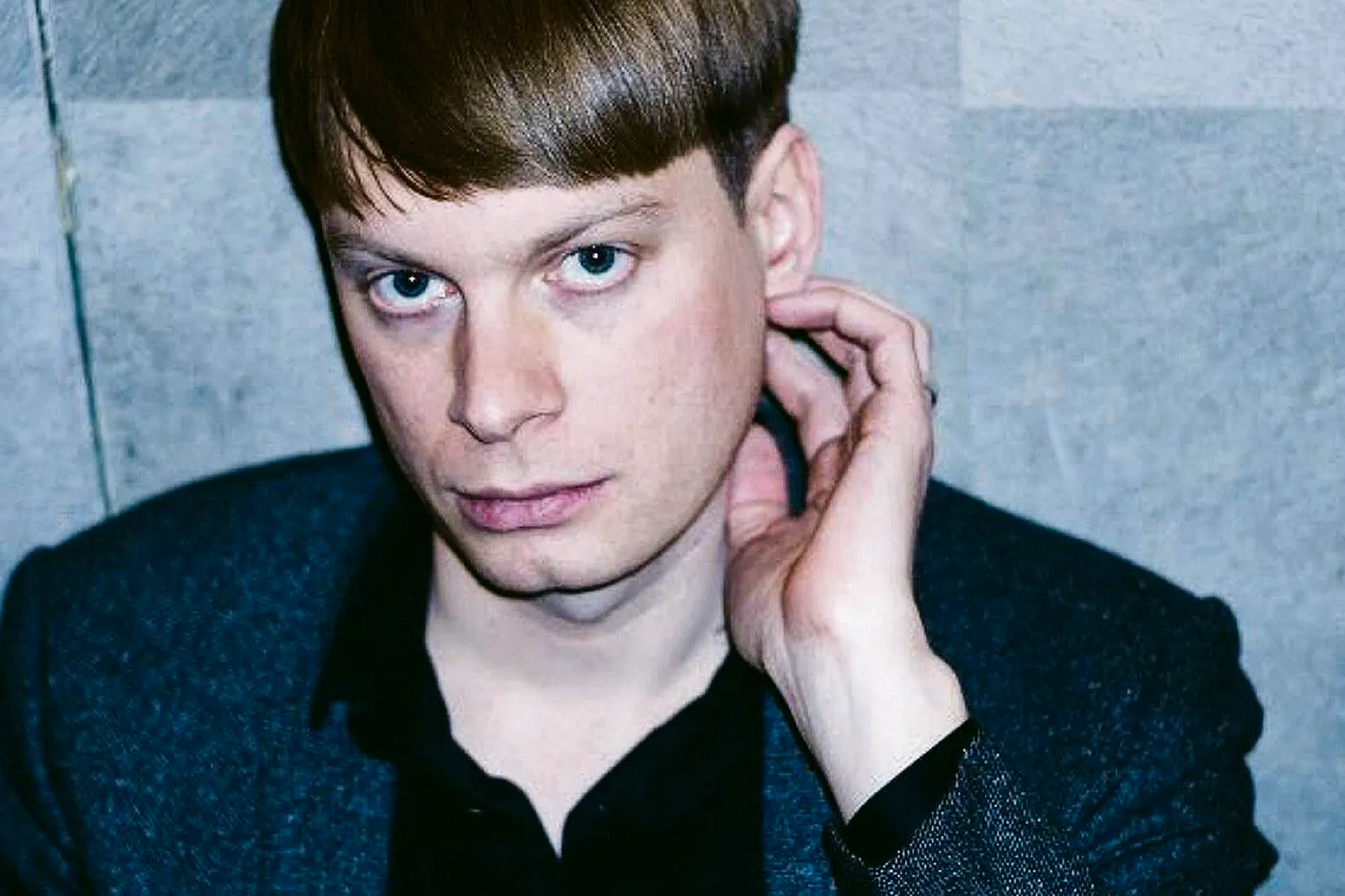 Hendrik Otremba ist Schriftsteller, bildender Künstler und Sänger der Gruppe Messer.