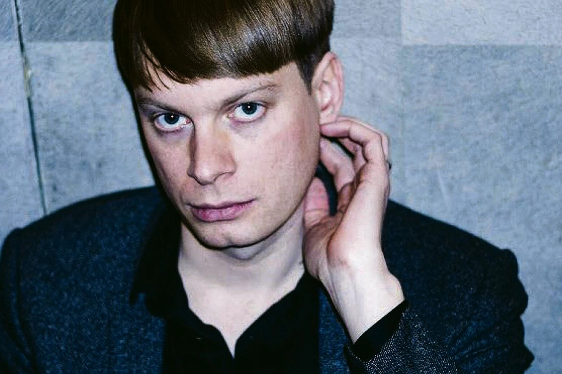 Hendrik Otremba ist Schriftsteller, bildender Künstler und Sänger der Gruppe Messer.