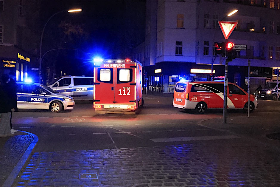Polizei und Feuerwehr sichern am Abend den Einsatzort in Berlin-Kreuzberg.