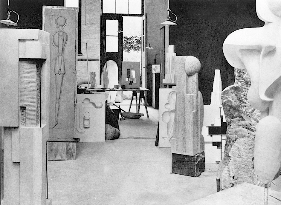 Werkstatt der Steinbildhauerei am Staatliches Bauhaus in Weimar, 1923: Unter der künstlerischen Leitung von Oskar Schlemmer entstanden hier experimentelle plastische Arbeiten zwischen Figur und Abstraktion.