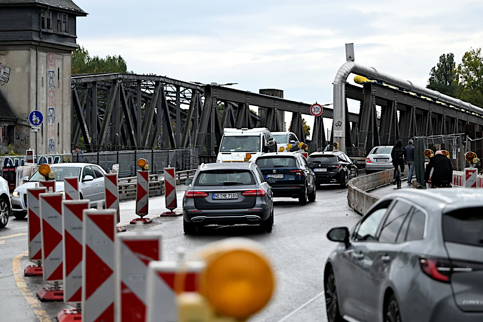 Dichter Verkehr auf der Behelfsbrücke zwischen Friedrichshain und Treptow: Nicht mehr lange, dann wird nebenan die erste Hälfte der neuen Elsenbrücke freigegeben.