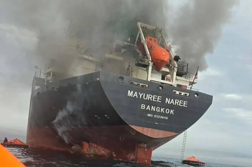 Auf dem thailändischen Frachtschiff „Mayuree Naree“ ist ein Feuer ausgebrochen.