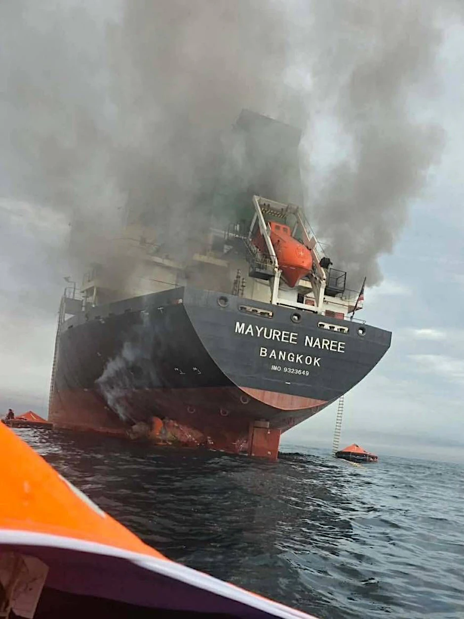Auf dem thailändischen Frachtschiff „Mayuree Naree“ ist ein Feuer ausgebrochen.