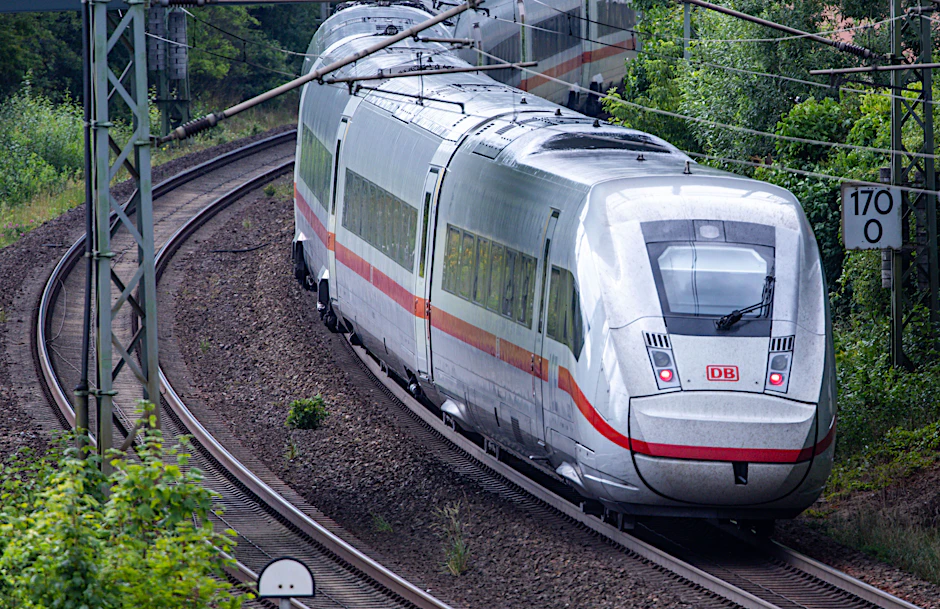 Kurz vor der Sperrung der direkten Verbindung zwischen Berlin und Hamburg: Ein Intercity-Express (ICE) ist bei Ludwigslust in Mecklenburg-Vorpommern unterwegs.