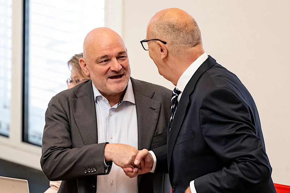 Dietmar Woidke, Ministerpräsident von Brandenburg, begrüßt Robert Crumbach, den alten Finanz- und baldigen Infrastrukturminister Brandenburgs: Von SPD zu BSW zu SPD