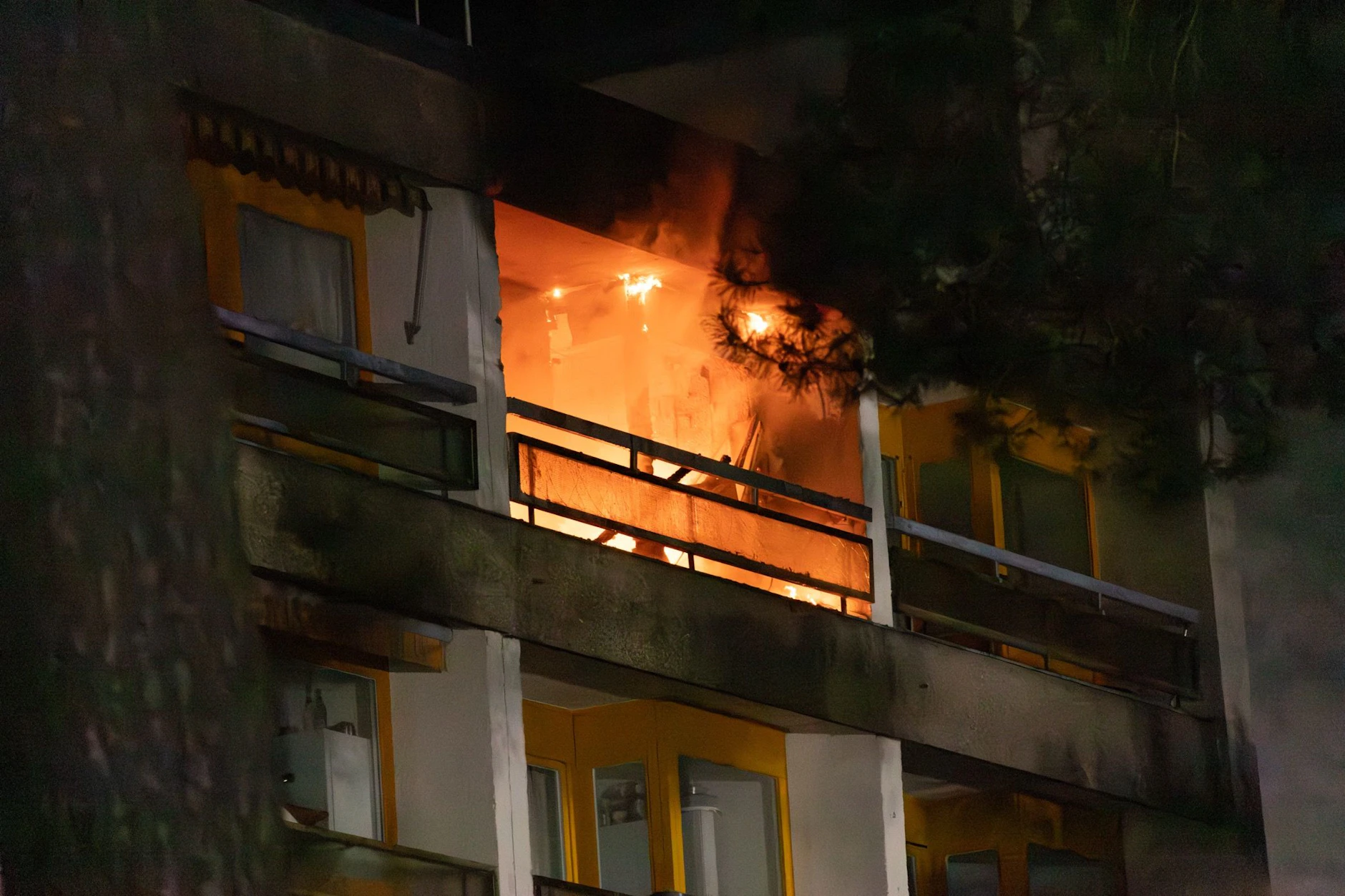 In einem Berliner Plattenbau brannte eine Wohnung aus – ein Mensch schwebt in Lebensgefahr.
