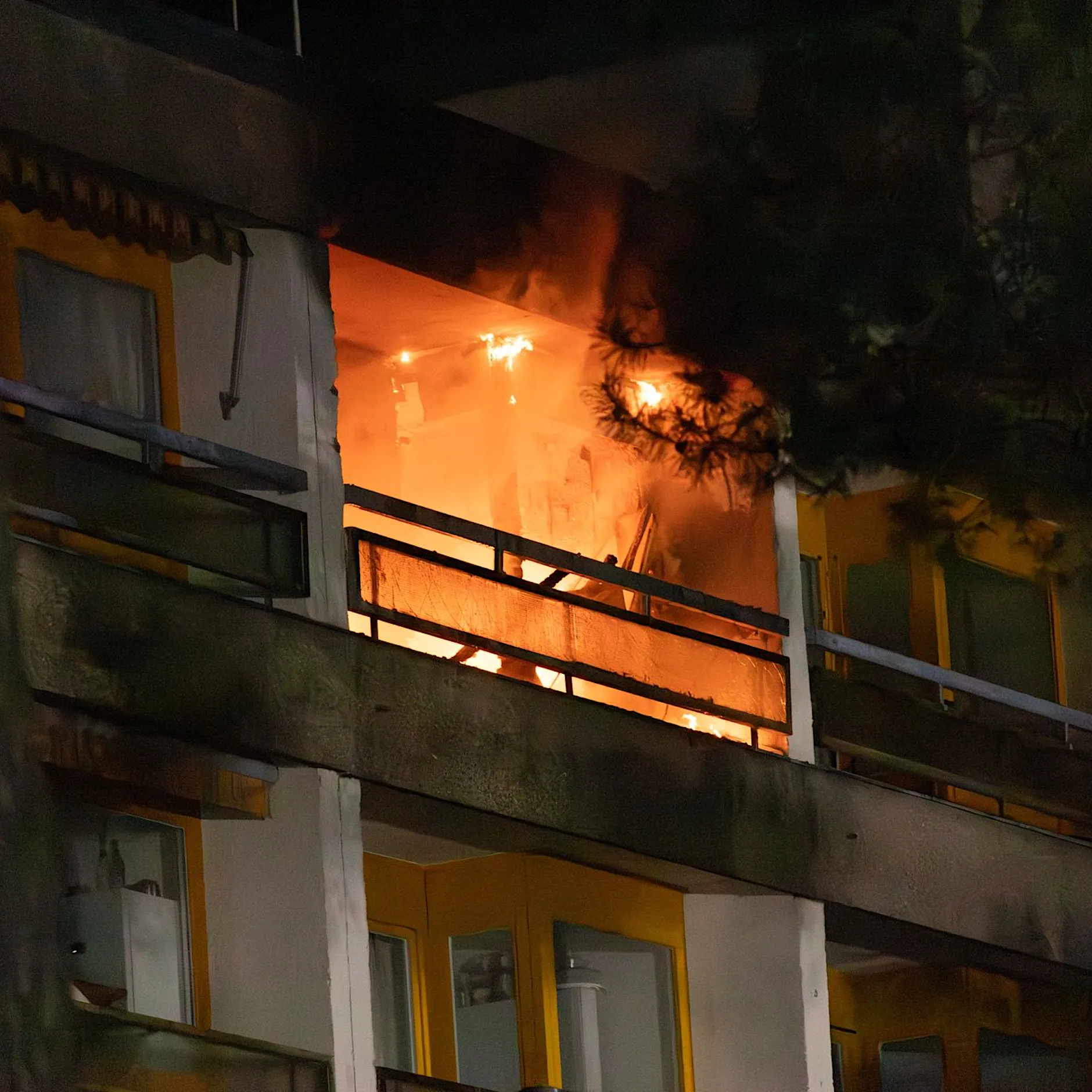Großeinsatz der Feuerwehr: Brand in Spandauer Mehrfamilienhaus