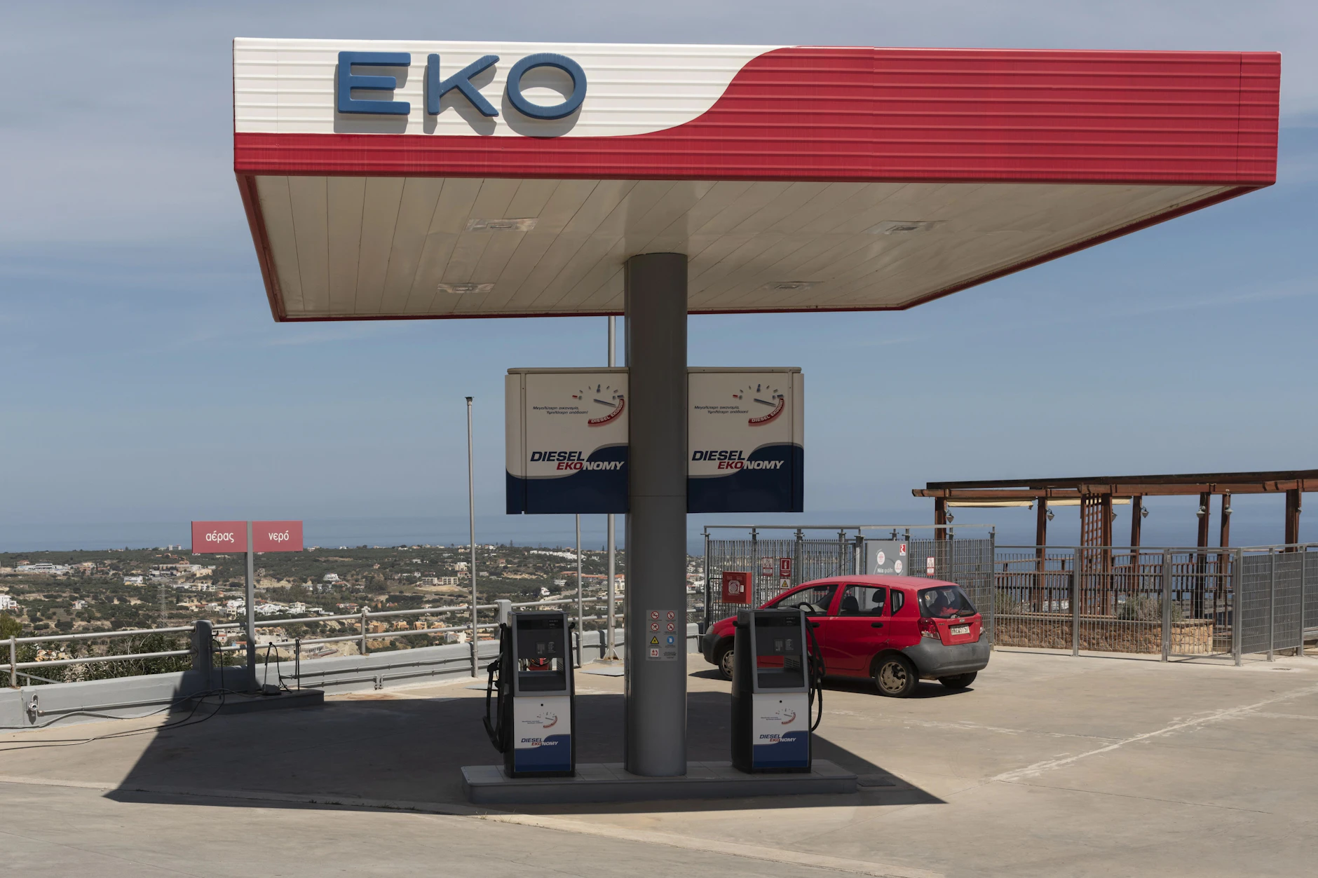 An Tankstellen will die Regierung in Athen überhöhte Gewinne für drei Monate deckeln.