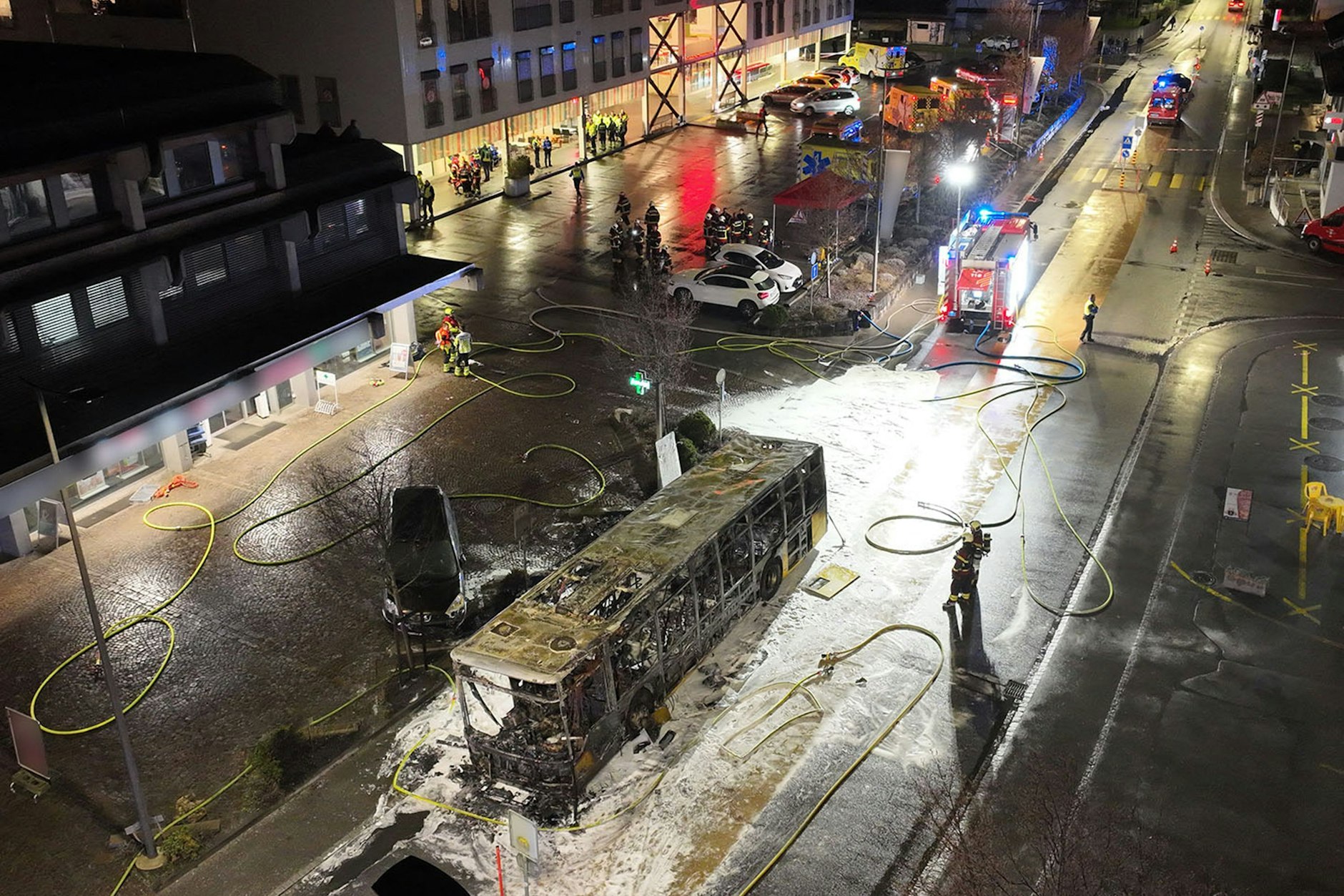 Der Bus in Kerzers im Kanton Freiburg brannte völlig aus.