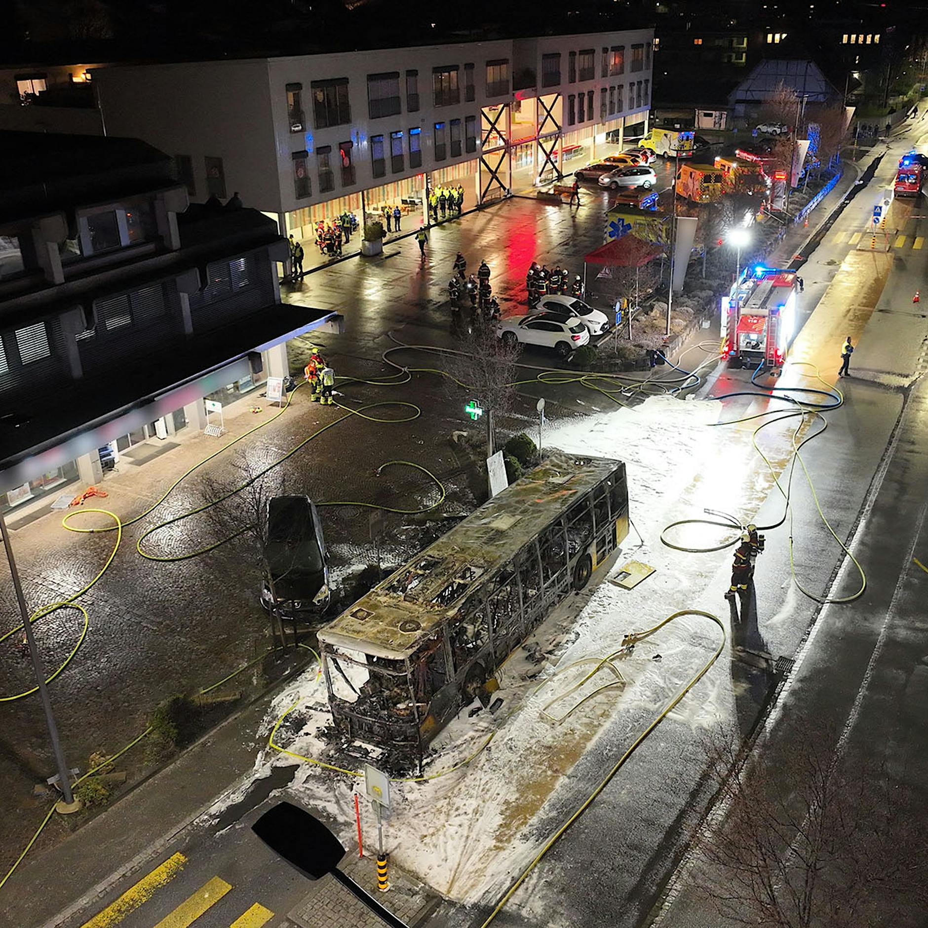 Sechs Tote bei Busbrand in der Schweiz – Mann soll sich im Bus selbst angezündet haben