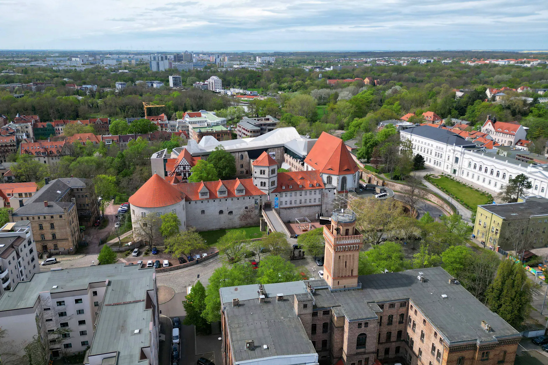Die Moritzburg in Halle (Saale) wird saniert. Das Museum zieht in das Galeria-Kaufhof-Gebäude am Marktplatz.